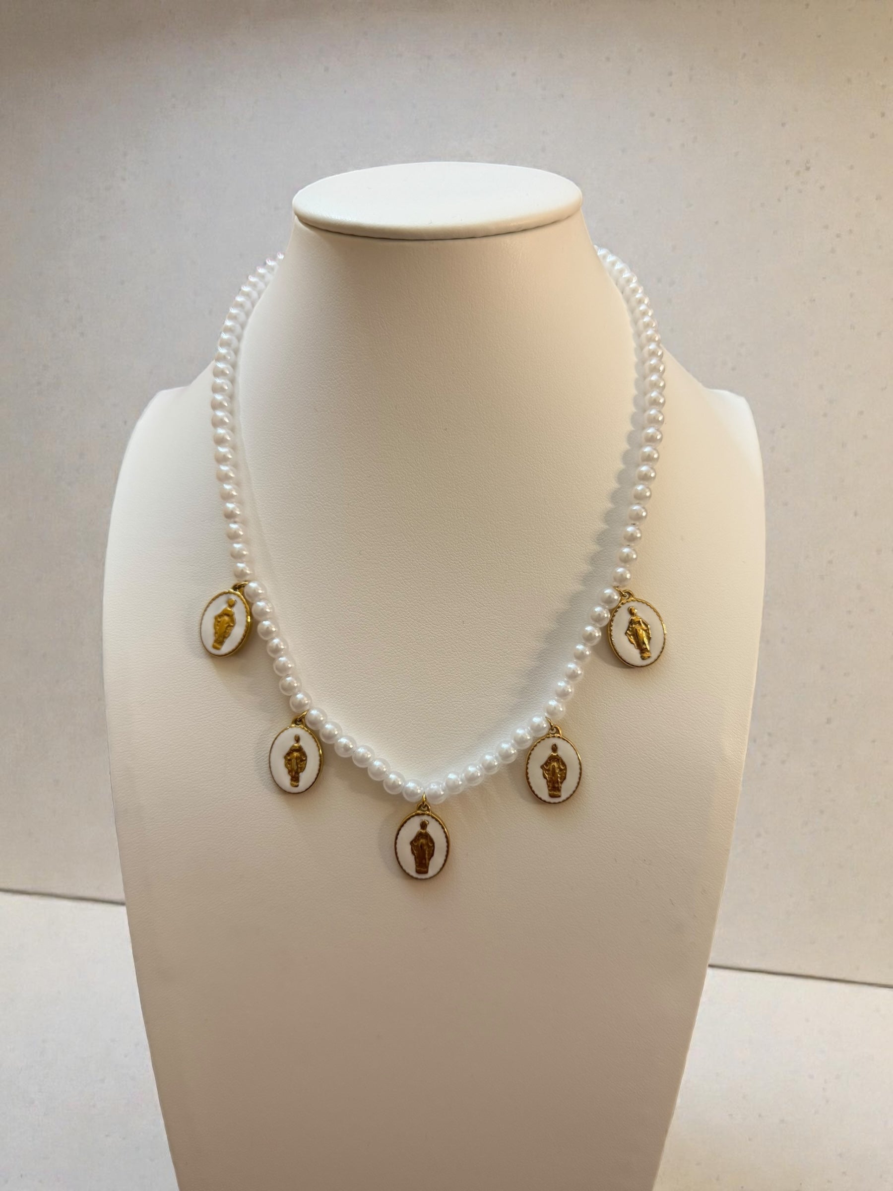 Collana perle con madonnine